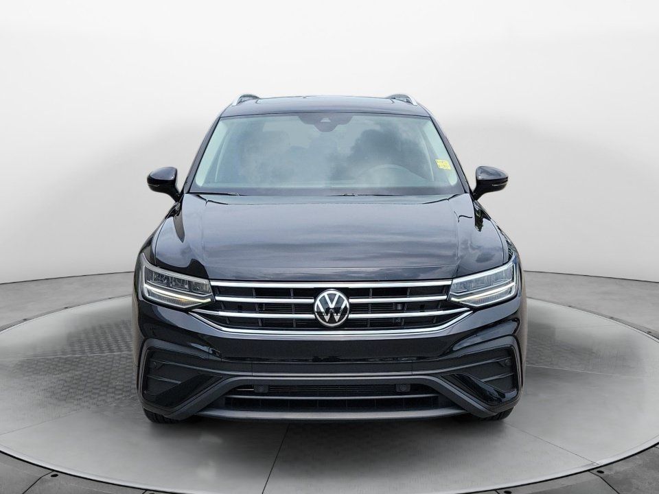 Certified 2023 Volkswagen Tiguan SE w/ Panoramic Sunroof Package FWD image 2