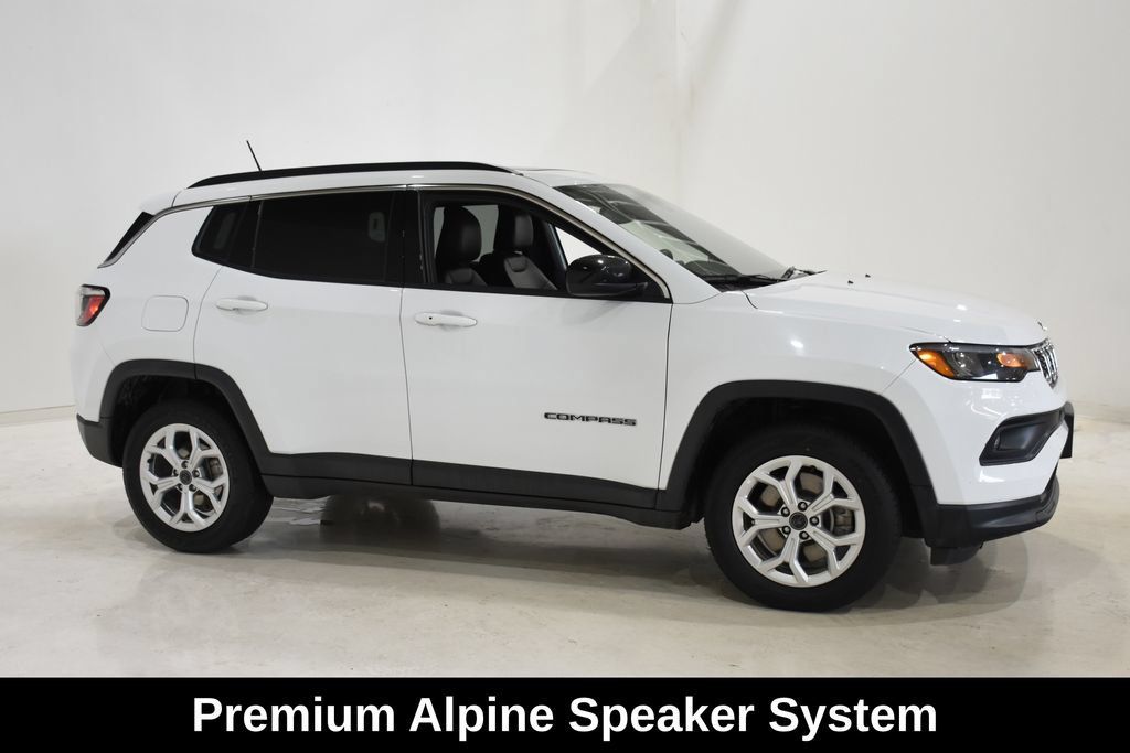 Used 2025 Jeep Compass Latitude w/ Sun & Sound Group AWD/4WD image 3