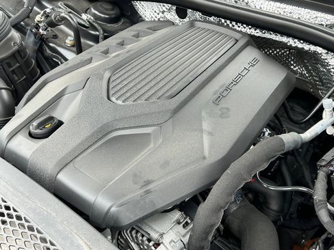 Certified 2025 Porsche Macan AWD/4WD image 35