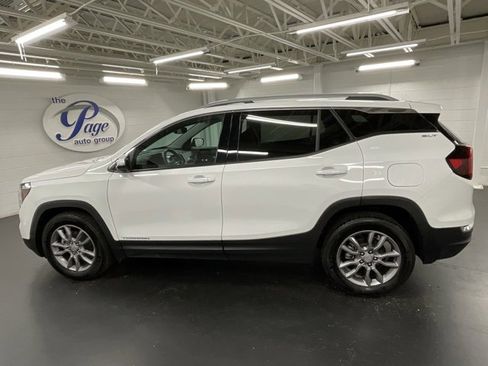 Used 2024 GMC Terrain SLT image 2