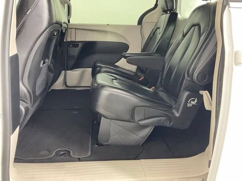 Used 2023 Chrysler Pacifica Touring-L FWD image 13