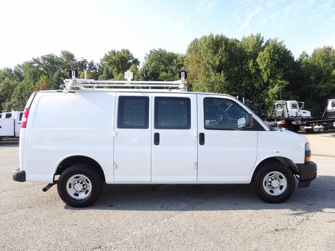 Used 2018 Chevrolet Express 2500 w/ Driver Convenience Package RWD image 9