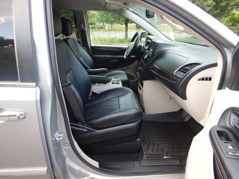 Used 2016 Chrysler Town & Country Touring w/ Driver Convenience Group FWD image 19