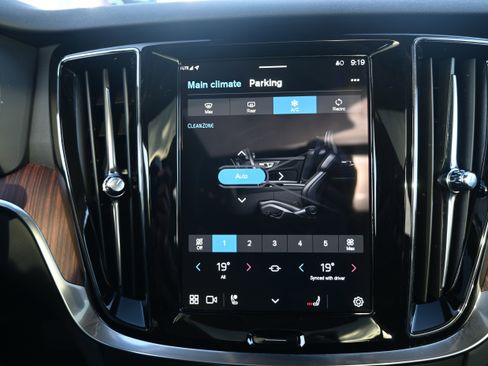 Used 2025 Volvo V60 B5 Cross Country Plus image 33