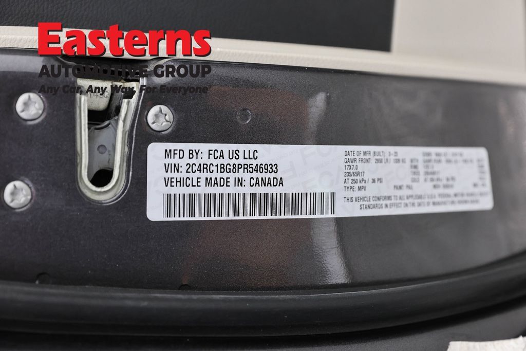 Used 2023 Chrysler Pacifica Touring-L FWD image 38