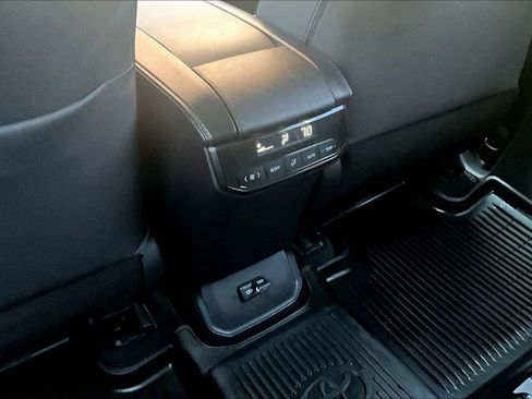 Used 2023 Toyota Highlander L image 30