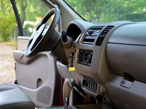 Used 2008 Nissan Frontier LE w/ Leather Pkg image 16