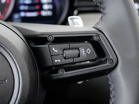 Certified 2025 Porsche Macan image 14