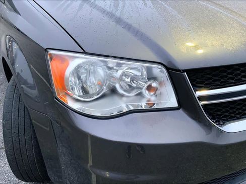 Used 2018 Dodge Grand Caravan SE w/ UConnect Hands-Free Group image 25