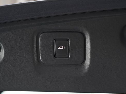 Used 2018 Nissan Pathfinder SL w/ SL Premium Package AWD/4WD image 16