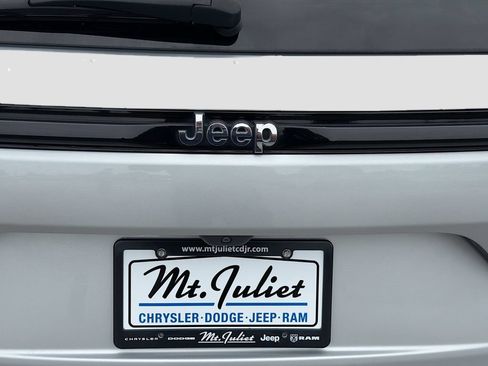 Used 2024 Jeep Grand Cherokee Laredo RWD image 12