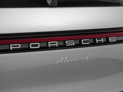 Used 2025 Porsche Macan image 8