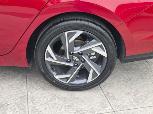 Certified 2025 Hyundai Elantra Limited FWD image 18