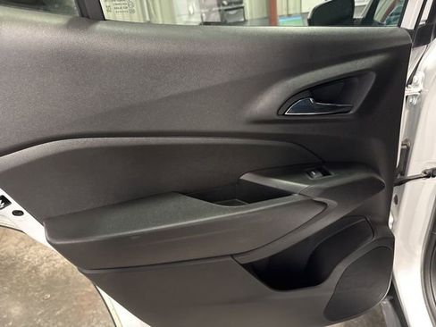 Used 2025 Chevrolet Trax LT w/ LT Convenience Package image 28