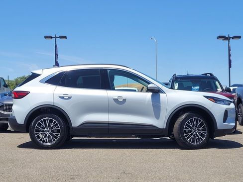 New 2025 Ford Escape SE image 3