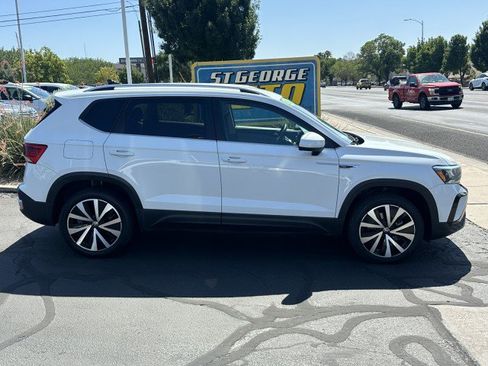 Used 2024 Volkswagen Taos SE FWD image 2