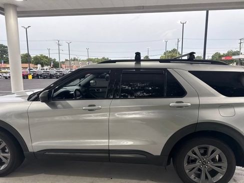 Used 2021 Ford Explorer XLT w/ Equipment Group 202A AWD/4WD image 6