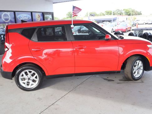 Used 2022 Kia Soul LX w/ Technology Package FWD image 4