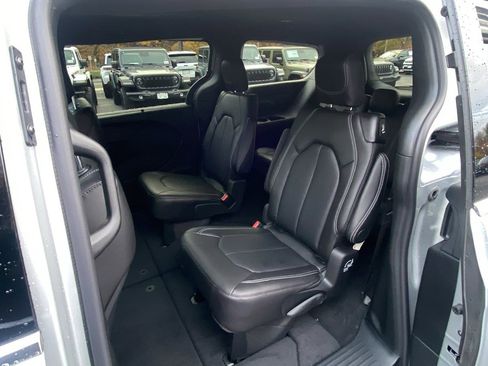 New 2026 Chrysler Pacifica Select AWD/4WD image 21