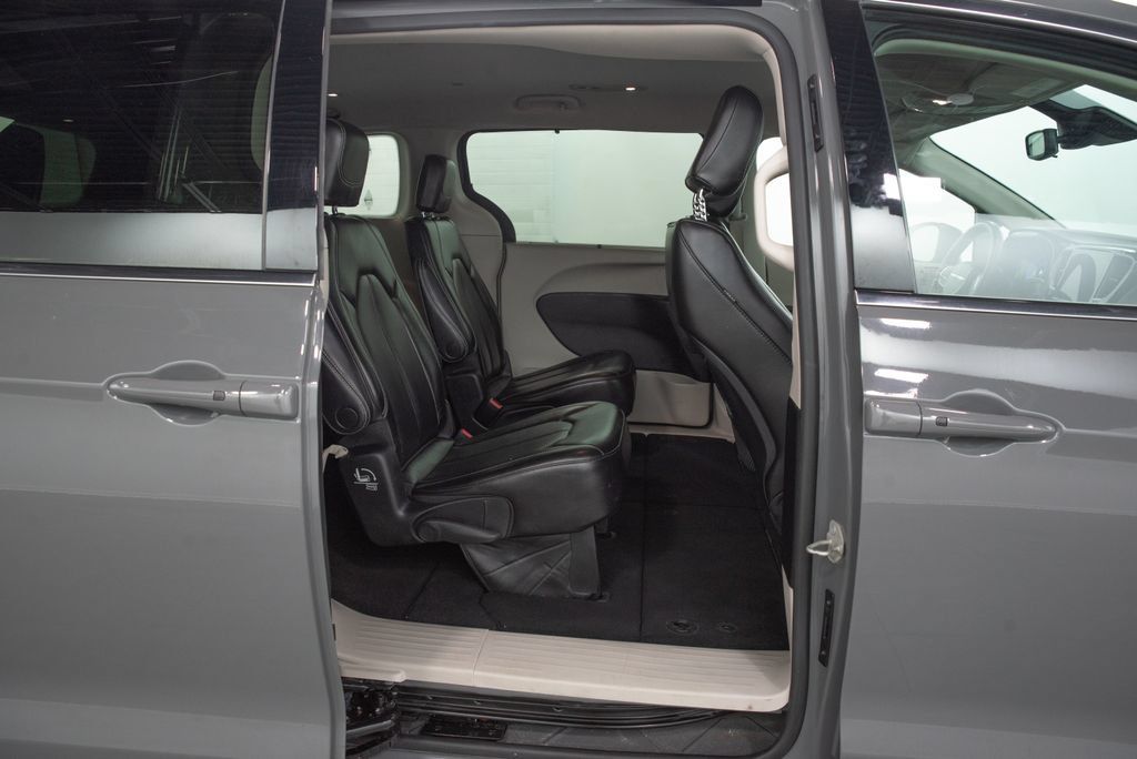 Used 2023 Chrysler Pacifica Touring-L FWD image 20