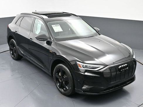Used 2019 Audi e-tron Prestige w/ Prestige Package image 42