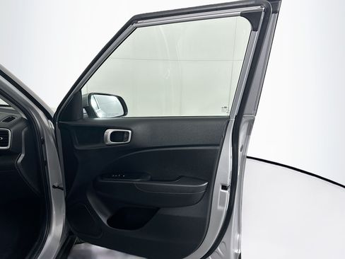 Used 2025 Hyundai Venue SEL FWD image 31