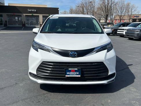 Used 2025 Toyota Sienna LE image 3