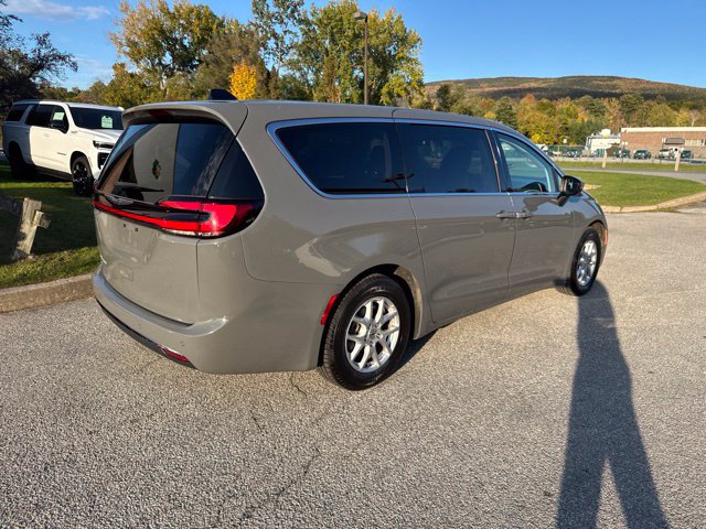 Used 2023 Chrysler Pacifica Touring-L FWD image 13