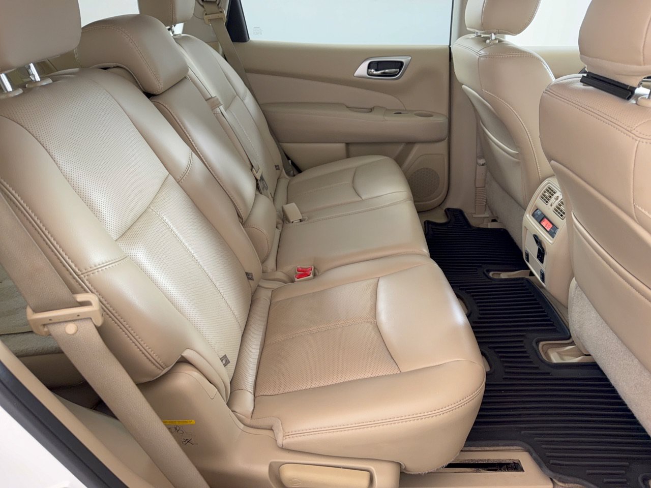 Used 2015 Nissan Pathfinder Platinum FWD image 32