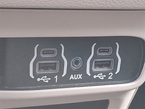 Used 2022 Chrysler Voyager LX image 25