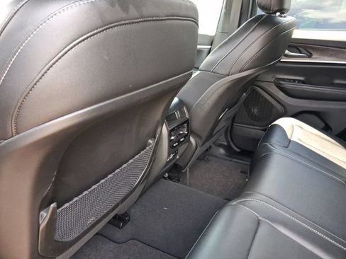 Used 2023 Jeep Grand Cherokee Altitude AWD/4WD image 11