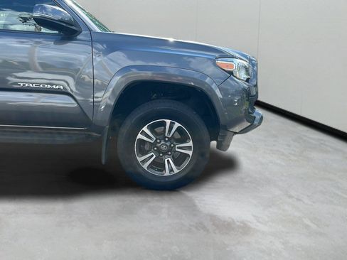 Used 2017 Toyota Tacoma TRD Sport AWD/4WD image 25