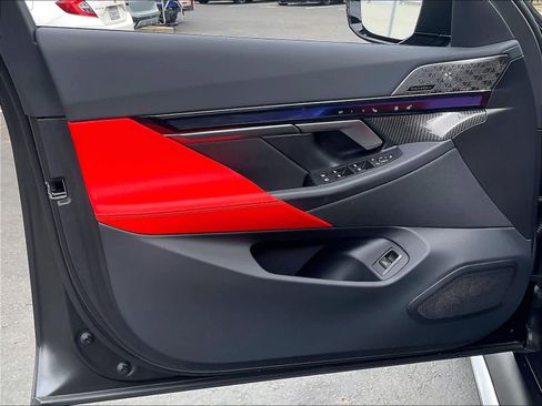 Used 2025 BMW M5 w/ Carbon Package image 25