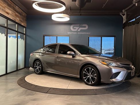 Used 2018 Toyota Camry SE image 1