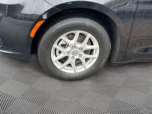 Used 2025 Chrysler Pacifica Select image 35