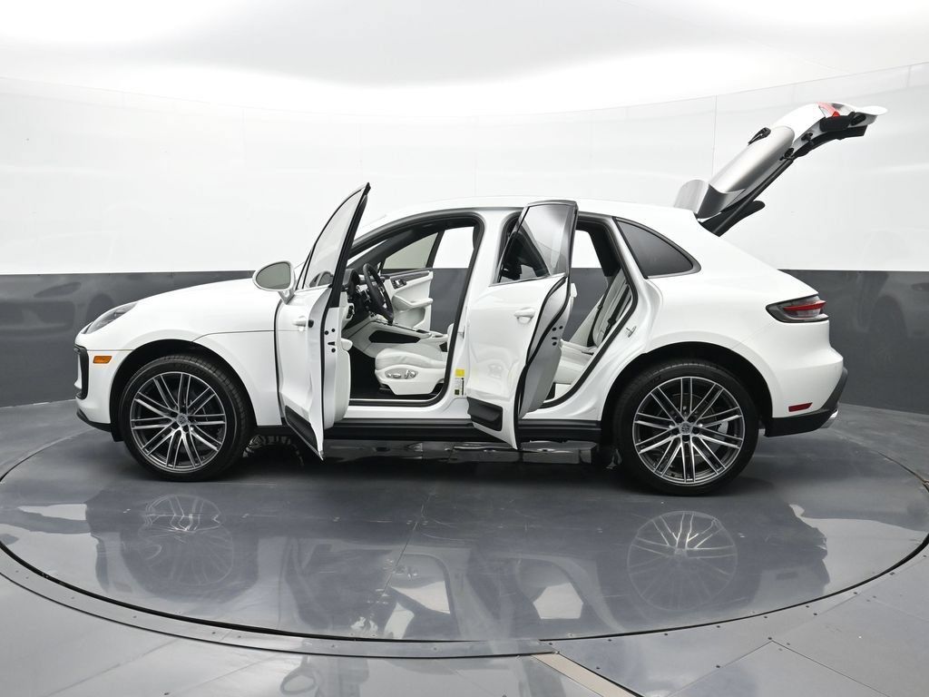 Certified 2025 Porsche Macan AWD/4WD image 33
