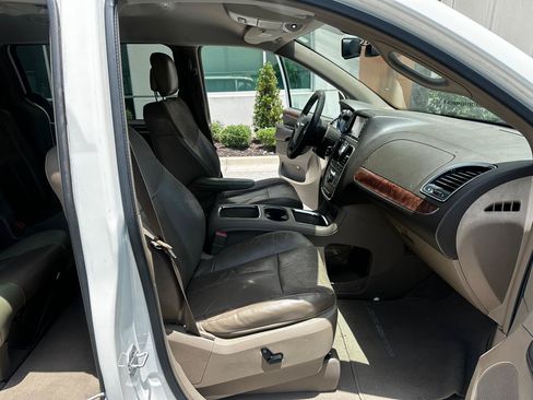Used 2011 Chrysler Town & Country Limited FWD image 10