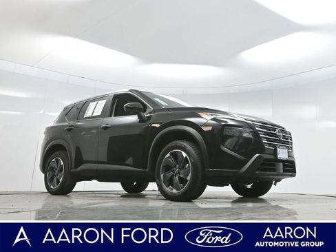 Used 2024 Nissan Rogue SV image 3