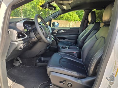 Used 2025 Chrysler Pacifica Select FWD image 10
