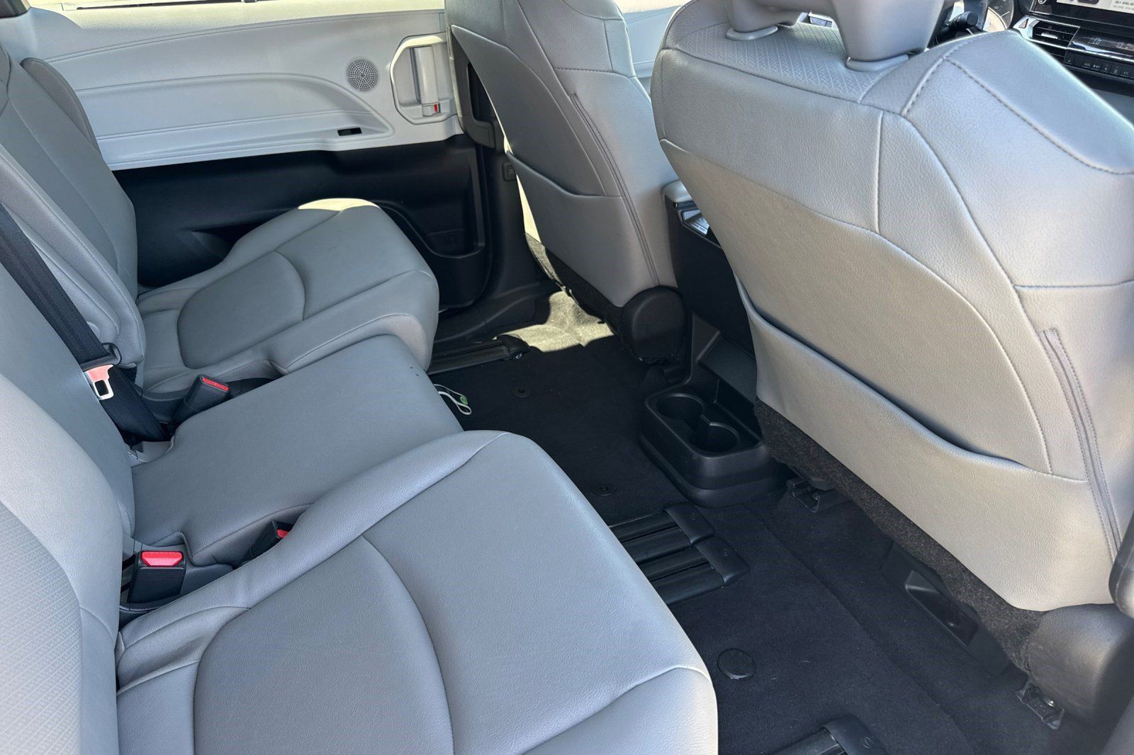 Used 2026 Toyota Sienna XLE FWD image 32
