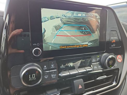 Used 2023 Toyota Highlander LE AWD/4WD image 17