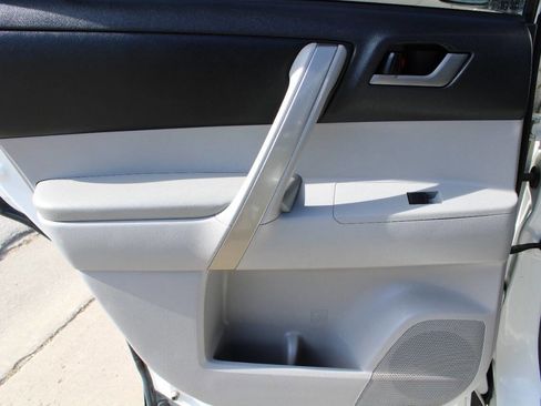 Used 2011 Toyota Highlander SE image 10
