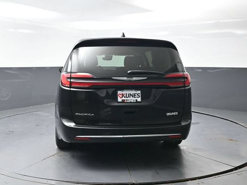 Used 2024 Chrysler Pacifica Touring-L FWD image 12