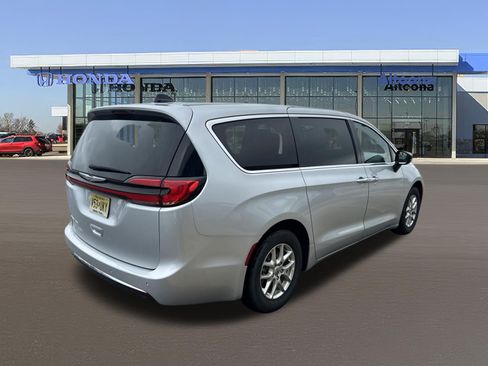 Used 2024 Chrysler Pacifica Touring-L FWD image 4