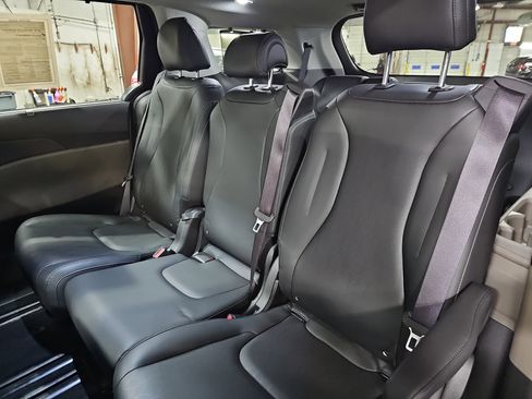 Used 2025 Kia Carnival SX image 16