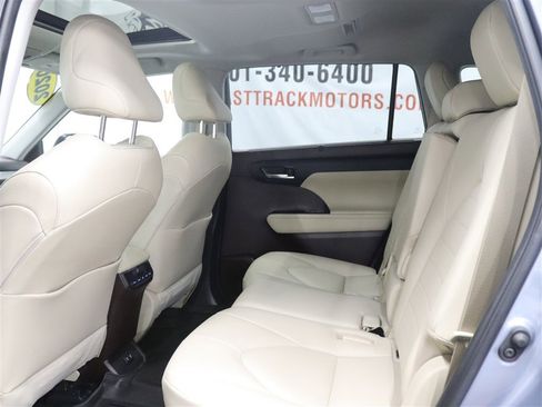 Used 2020 Toyota Highlander XLE AWD/4WD image 15