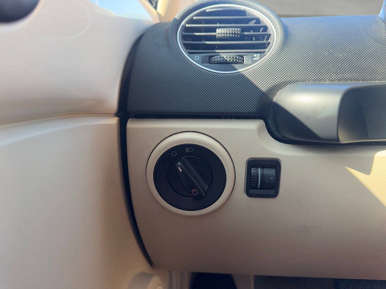 Used 2010 Volkswagen Beetle Convertible FWD image 38