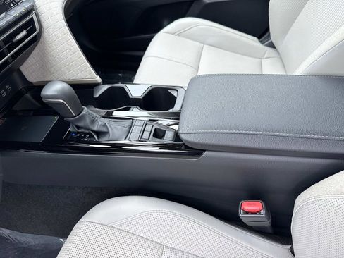 Used 2025 Toyota Camry XLE image 14