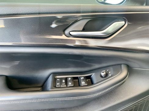 Used 2023 Jeep Grand Cherokee Laredo image 13