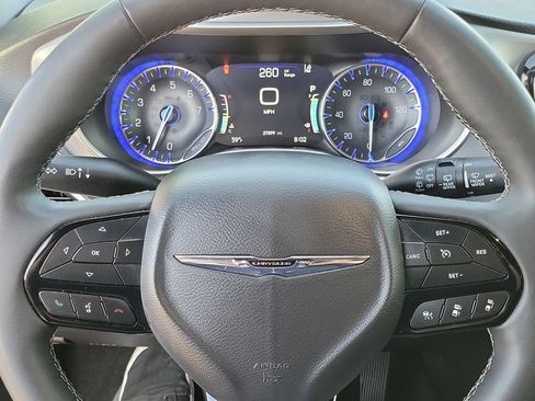 Used 2023 Chrysler Pacifica Touring-L w/ S Appearance Package image 4